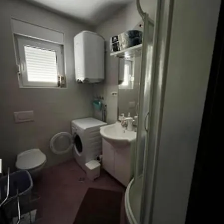 Oakley Apartment Simuni